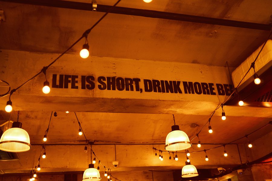 «Life is short». С вывеской не поспоришь.